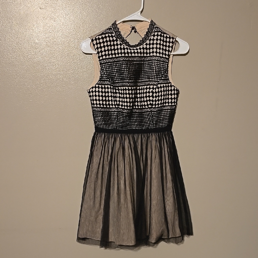 Minuet Black Lace Over Beige Dress Size Small NWT